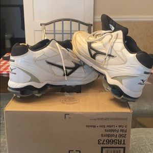 Men’s baseball spikes